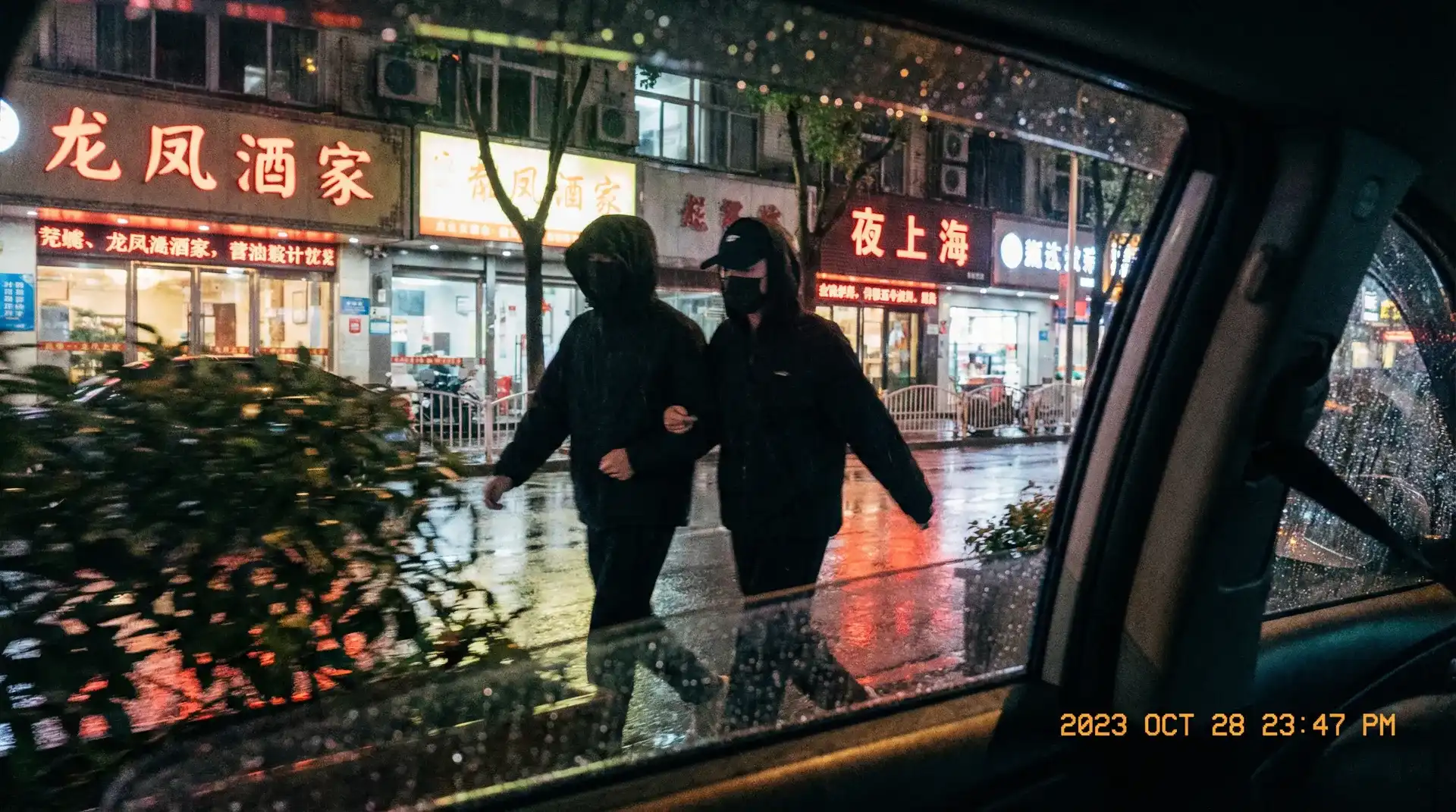 天马娱乐 - 顶流明星深夜密会现场抓拍照片